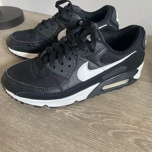 Nike air black tennis shoes